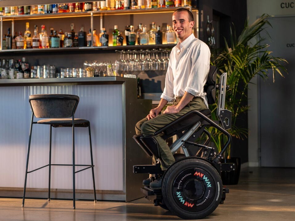 Ragazzo sopra un dispositivo di mobilità individuale al bancone di un bar.